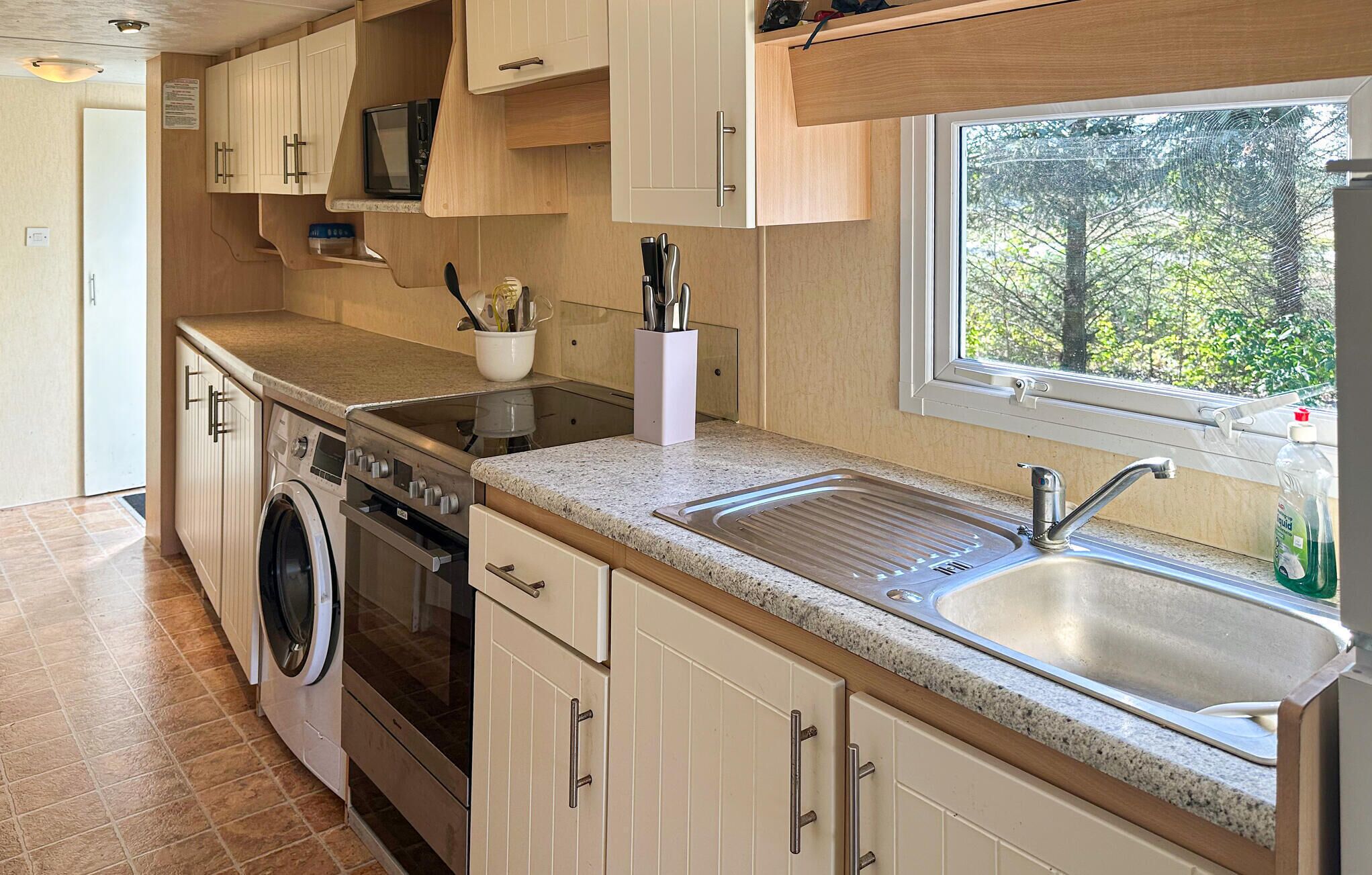 Køleskab, kogeplade, kaffe-/temaskine