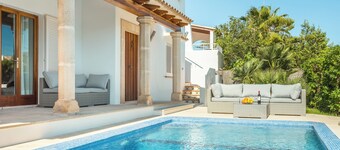 Villa Rusadir - Spacious 5 bedroom Villa, Pool & Garden, Sleeps 14