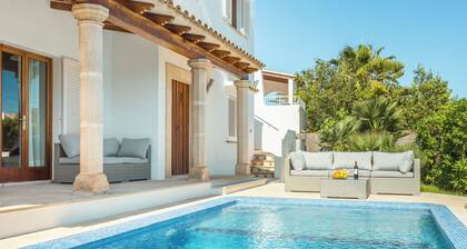Villa Rusadir - Spacious 5 bedroom Villa, Pool & Garden, Sleeps 14