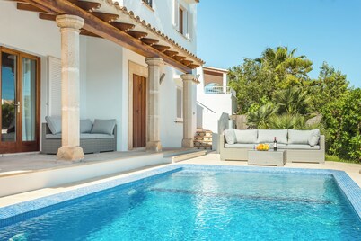 Villa Rusadir - Spacious 5 bedroom Villa, Pool & Garden, Sleeps 14