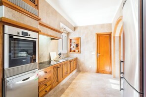 Mikrowelle, Ofen, Herdplatte, Geschirrspüler