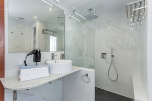 Dusche, umweltfreundliche Kosmetikartikel, Haartrockner, Bidet