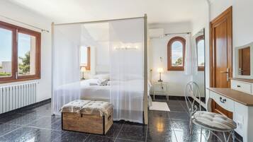 5 bedrooms, iron/ironing board, free WiFi, bed sheets