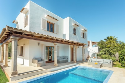 Villa Rusadir - Spacious 5 bedroom Villa, Pool & Garden, Sleeps 14