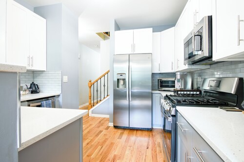 Bright family home near I-90 with office, bar, EV charger, sleeps 6, no pets