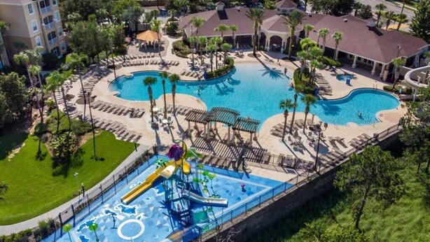 Ein Resort mit mehreren Swimmingpools, einem Wasserpark und einem großen Gebäudekomplex.