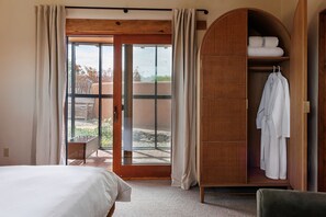 4 chambres, coffres-forts dans les chambres, lit parapluie