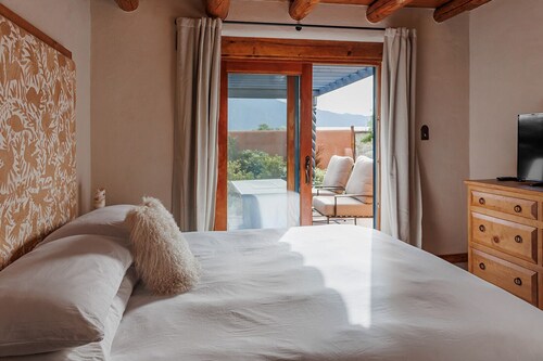 Organic Adobe Estate - Hot Tub, Mountain Views & Gardens, 4BR, Taos Ski Valley