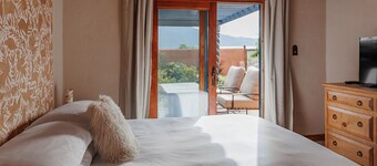 Organic Adobe Estate - Hot Tub, Mountain Views & Gardens, 4BR, Taos Ski Valley