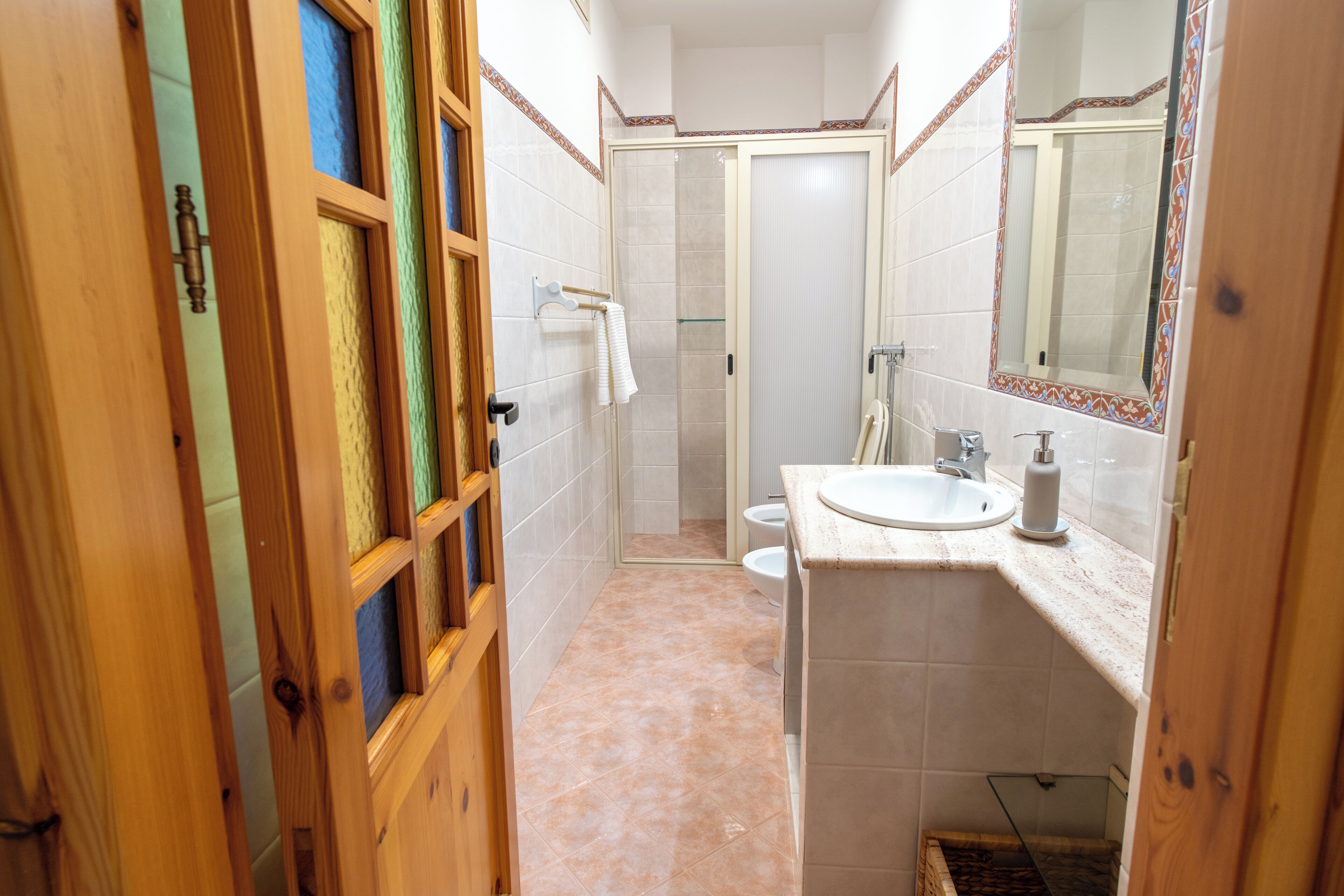 Shower, hair dryer, bidet, towels