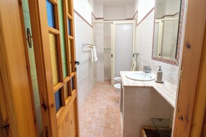 Dusche, Haartrockner, Bidet, Handtücher