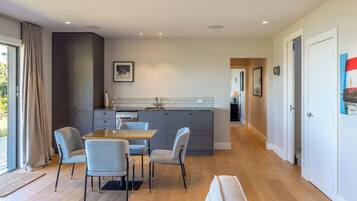 Deluxe Apartment, Ocean View | Private kitchen