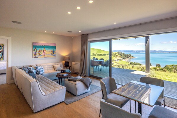 Deluxe Apartment, Ocean View | Living area