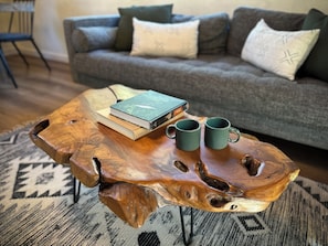 Smart TV, chimenea, reproductor de DVD y libros