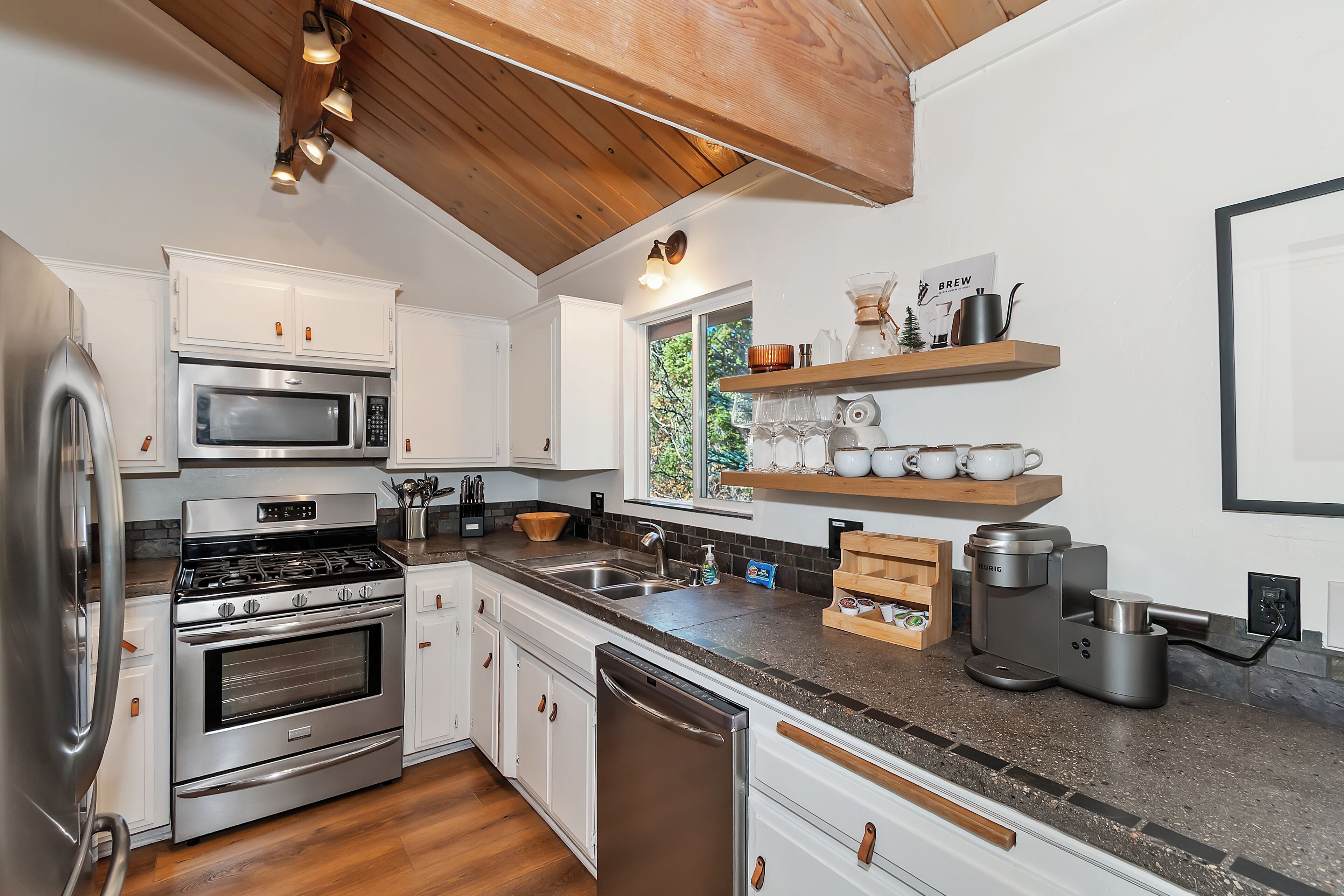 雪櫃、微波爐、焗爐、爐具