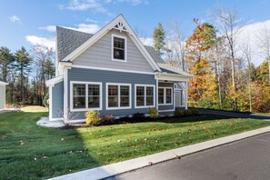 Exterior - Resort style community, heated pools, club house, game room, 15 mins to beaches. (Arundel)