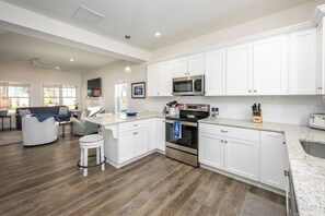Microwave, oven, stovetop, dishwasher - Resort style community, heated pools, club house, game room, 15 mins to beaches. (Arundel)