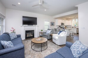 TV, fireplace - Resort style community, heated pools, club house, game room, 15 mins to beaches. (Arundel)