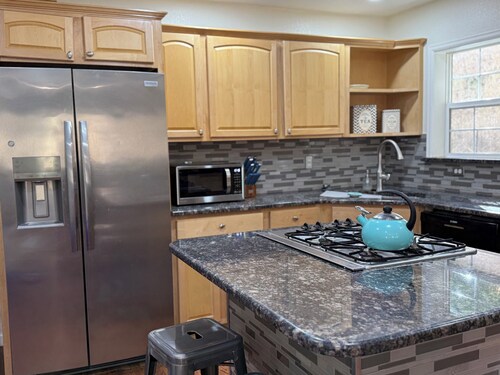 Peaceful 4-bedroom house in Evergreen 1/2 Mile To Downtown