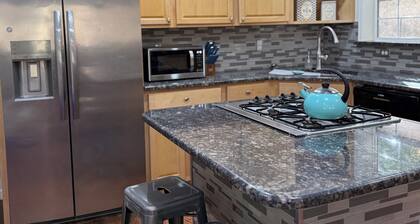 Peaceful 4-bedroom house in Evergreen 1/2 Mile To Downtown