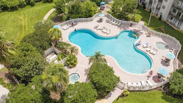 Piscina coberta i piscina a l'aire lliure