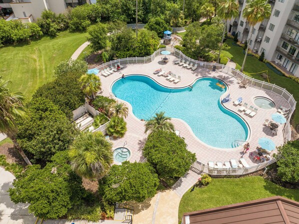 Una piscina cubierta, una piscina al aire libre