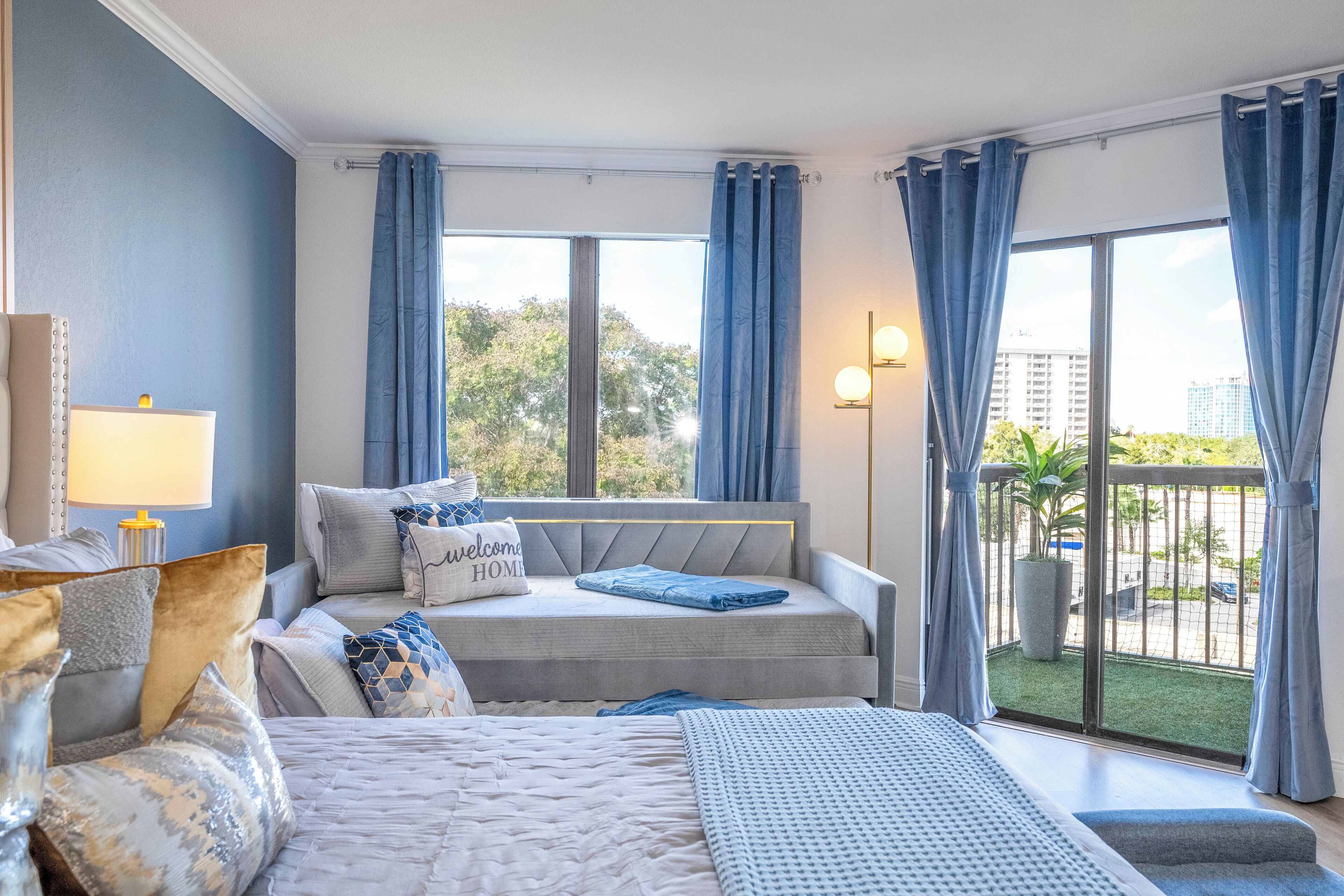 1 chambre, bureau, fer et planche à repasser, lit parapluie