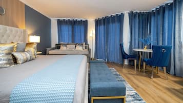 1 dormitori, escriptori i planxa i posts de planxar