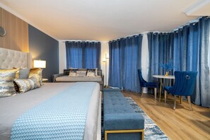 1 dormitorio, escritorio, tabla de planchar con plancha y cuna de viaje