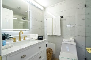 Douche, sèche-cheveux, serviettes fournies, savon