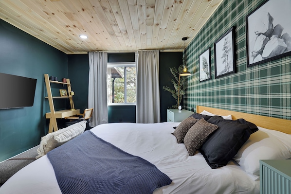 4 bedrooms, iron/ironing board, WiFi, bed sheets