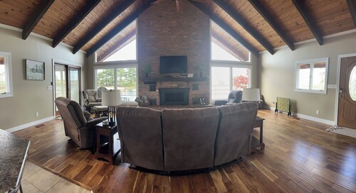 Family Friendly Lakehouse with great views!