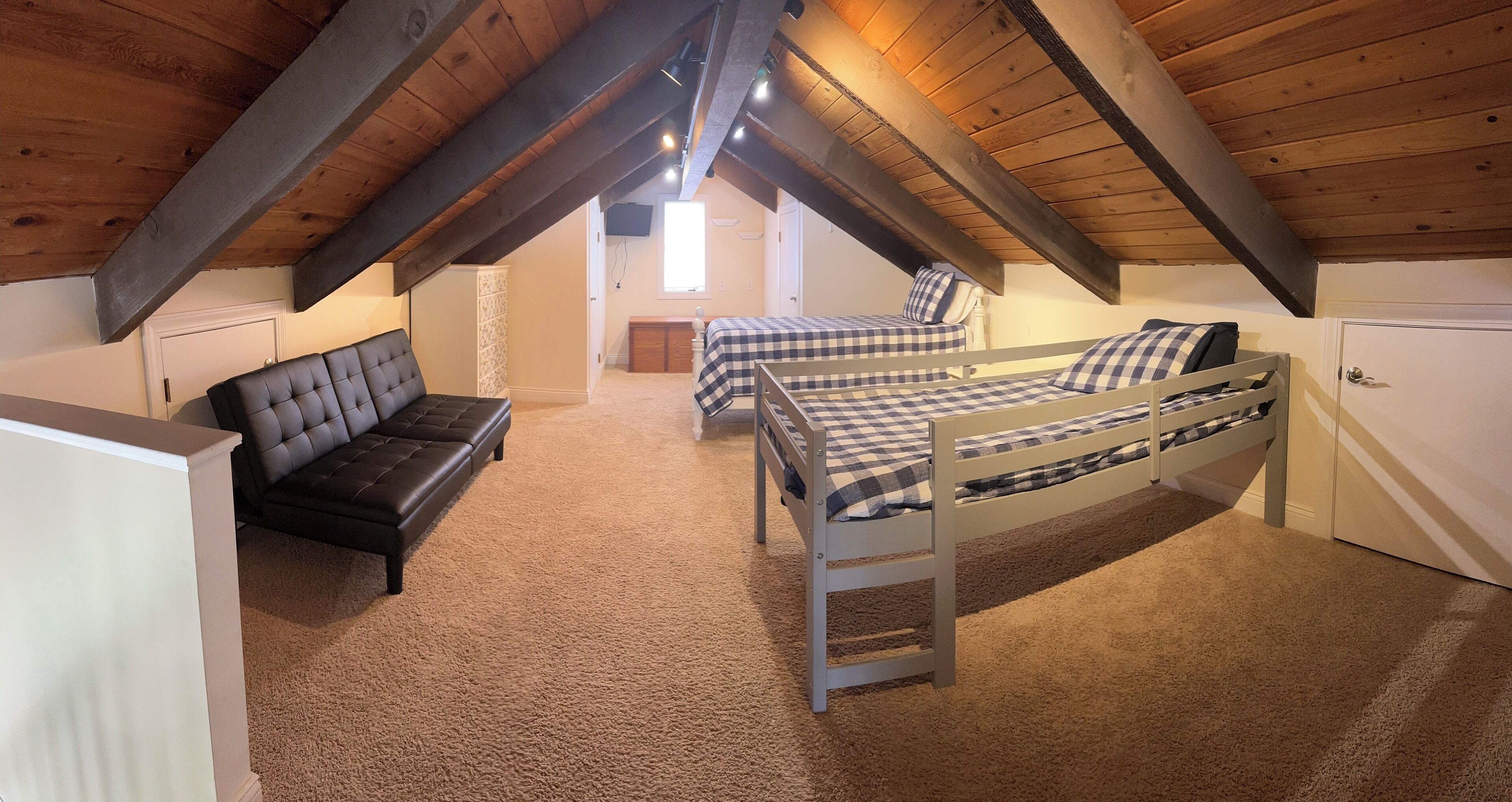 4 bedrooms, desk, iron/ironing board, travel crib