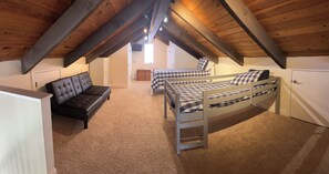 Escritorio, tabla de planchar con plancha, cuna de viaje y wifi gratis 