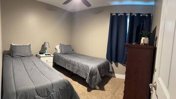 4 多间卧室、办公桌、熨斗/熨衣板、旅行婴儿床