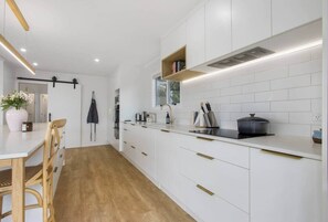 Kühlschrank, Mikrowelle, Ofen, Herdplatte