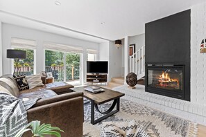 Smart TV, fireplace, ping pong - Modern 3 Bed / 3 Bath Townhome in Vail with Private Garage - Pets Welcome! (Vail)