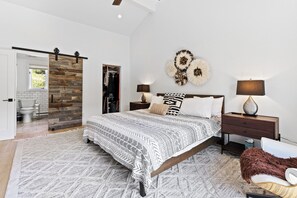 Desk, free WiFi, bed sheets - Modern 3 Bed / 3 Bath Townhome in Vail with Private Garage - Pets Welcome! (Vail)