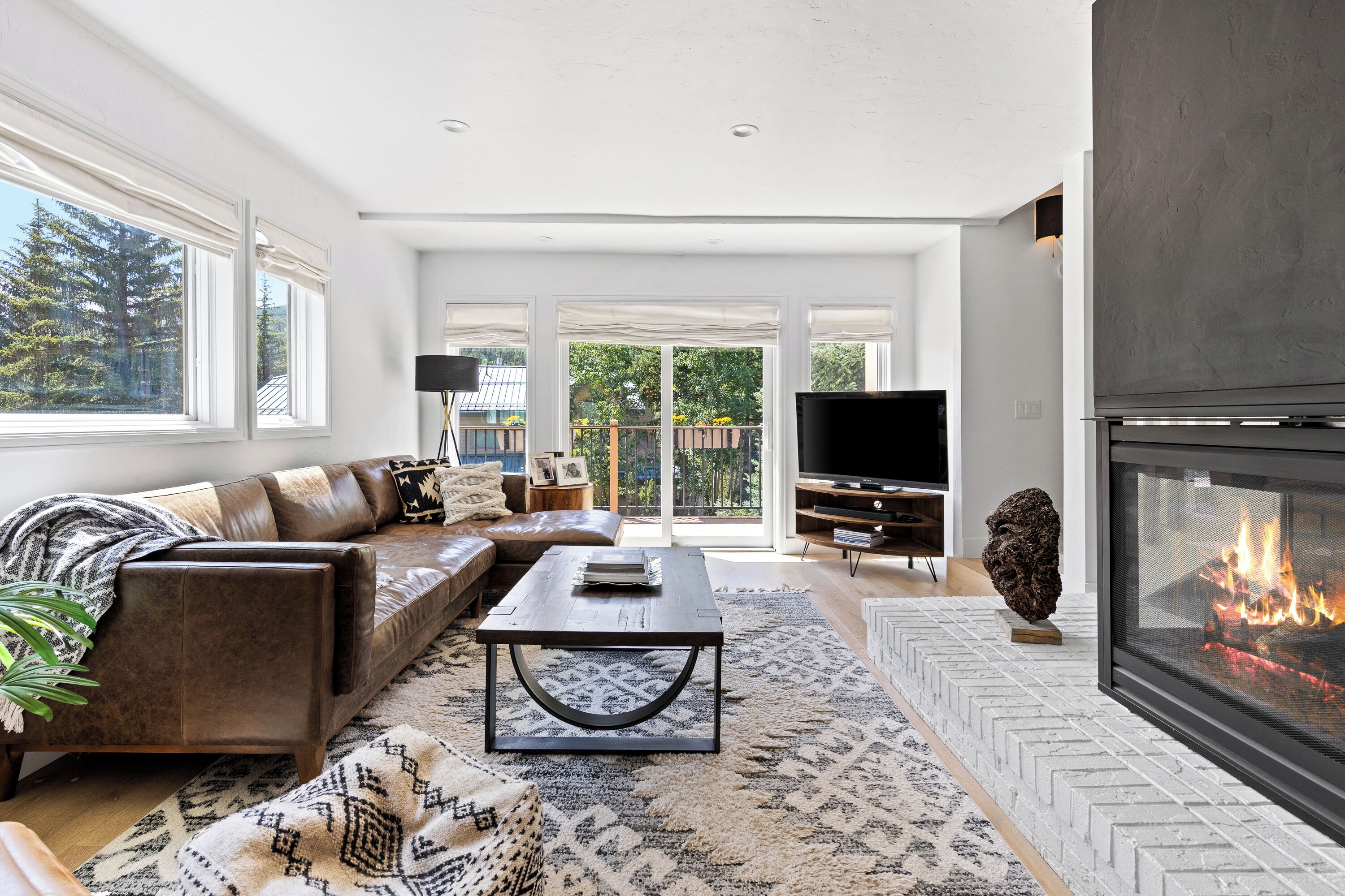 スマートテレビ、暖炉、卓球台