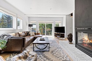 Una Smart TV, una chimenea, una mesa de tenis de mesa