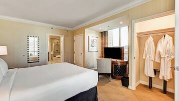 Tabla de planchar con plancha, wifi y ropa de cama