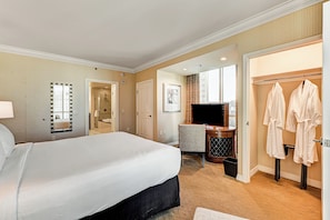 Tabla de planchar con plancha, wifi y ropa de cama