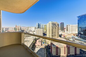 Property grounds - Luxury Corner 1BR Suite at MGM Signature w/ Balcony • Pool Access • Kitchen (Las Vegas)
