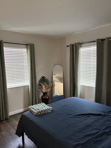 Relaxing 2-bedroom house with AC in Riviera Beach • Near Island