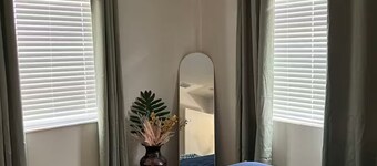 Relaxing 2-bedroom house with AC in Riviera Beach • Near Island