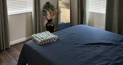 Relaxing 2-bedroom house with AC in Riviera Beach • Near Island