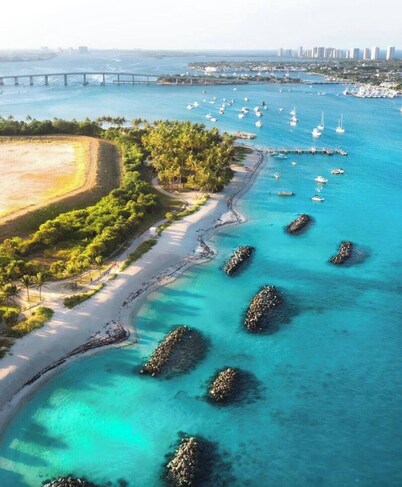 Riviera Relaxing 2-bedroom house w private terrace + AC • Near Island & beach