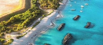 Riviera Relaxing 2-bedroom house w private terrace + AC • Near Island & beach