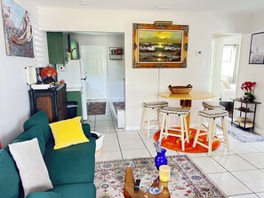 Smart TV - Riviera Relaxing 2-bedroom house w private terrace + AC • Near Island & beach (Riviera Beach)