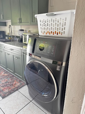 Kjøleskap, mikrobølgeovn, kokeplater og oppvaskmaskin